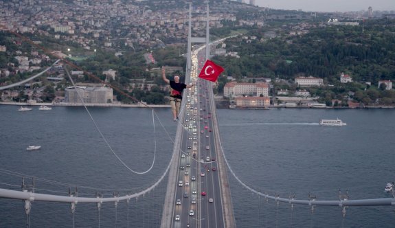 Estonyalı atlet İstanbul'da ip üzerinde yürüyerek Asya'dan Avrupa'ya geçti