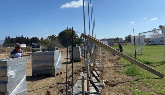 Gönyeli Belediyesi Yılmazköy Mustafa Üçöz Stadı’nı yeniliyor