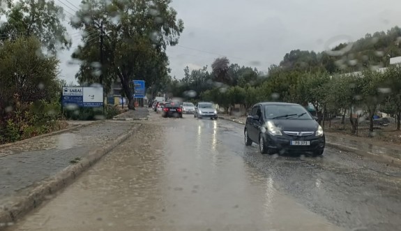 İskele Boğaz'da sağanak nedeniyle yolda su birikintileri oluştu