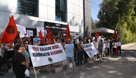 KTOEÖS, Lefkoşa’da eylem yaptı, okulların açılmamasını protesto etti