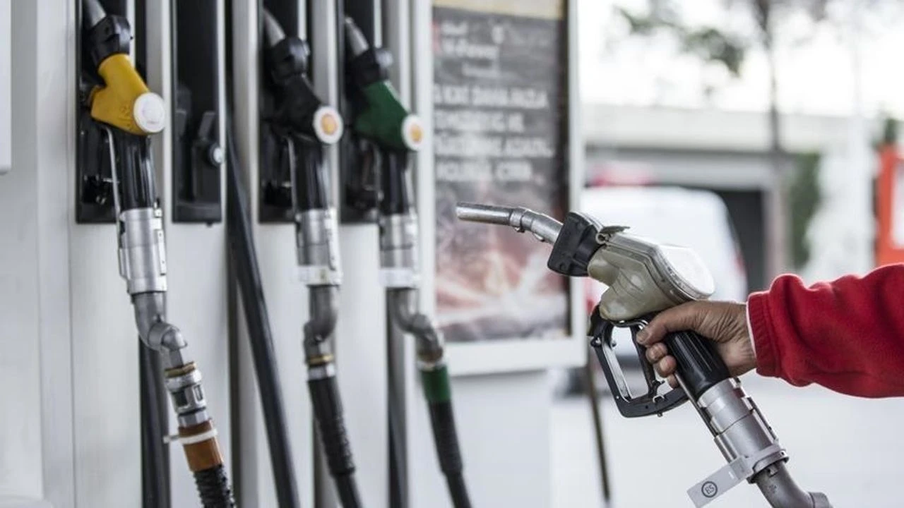 Petrol düşüyor, hükümet indirim yapmıyor