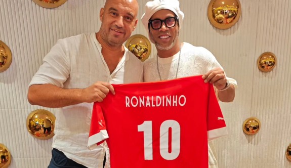 Ronaldinho'ya milli forma hediye edildi