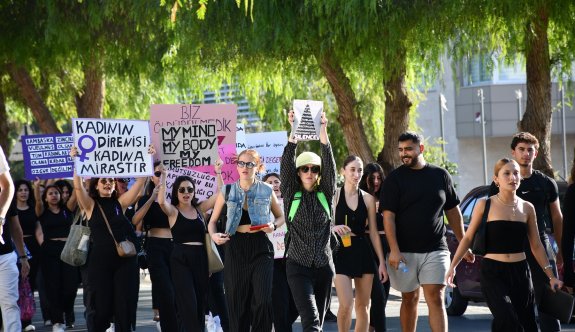 DAÜ’lüler kadına yönelik şiddetin son bulması için yürüdü