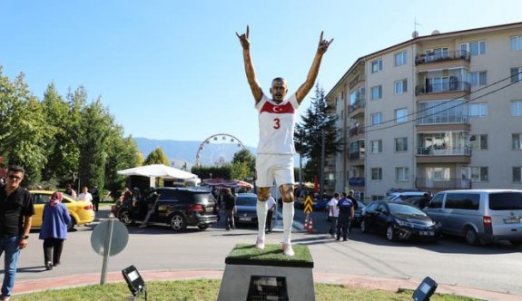 Merih Demiral’ın heykeli Bolu’ya dikildi