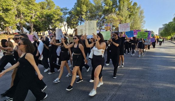 Öğrenciler kadına şiddete karşı yürüdü