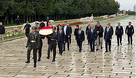 Başbakan Üstel Anıtkabir’i ziyaret etti